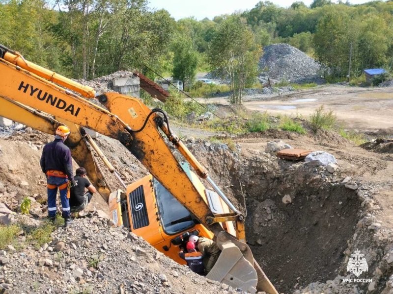 Самосвал провалился в карьер