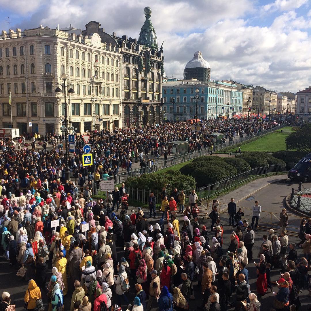 Хода центр. По Невскому проспекту. Шествие христиан по центру Москвы. 350 Тысяч людей фото. Вице-губернатор Санкт-Петербурга на Невском проспекте.