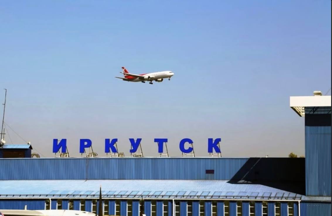 Москва иркутск. Эмблема международного аэропорта Иркутск. Аэропорт Иркутск 2 Восточный. Благовещенск Иркутск самолет. Полет из Москвы в Иркутск.