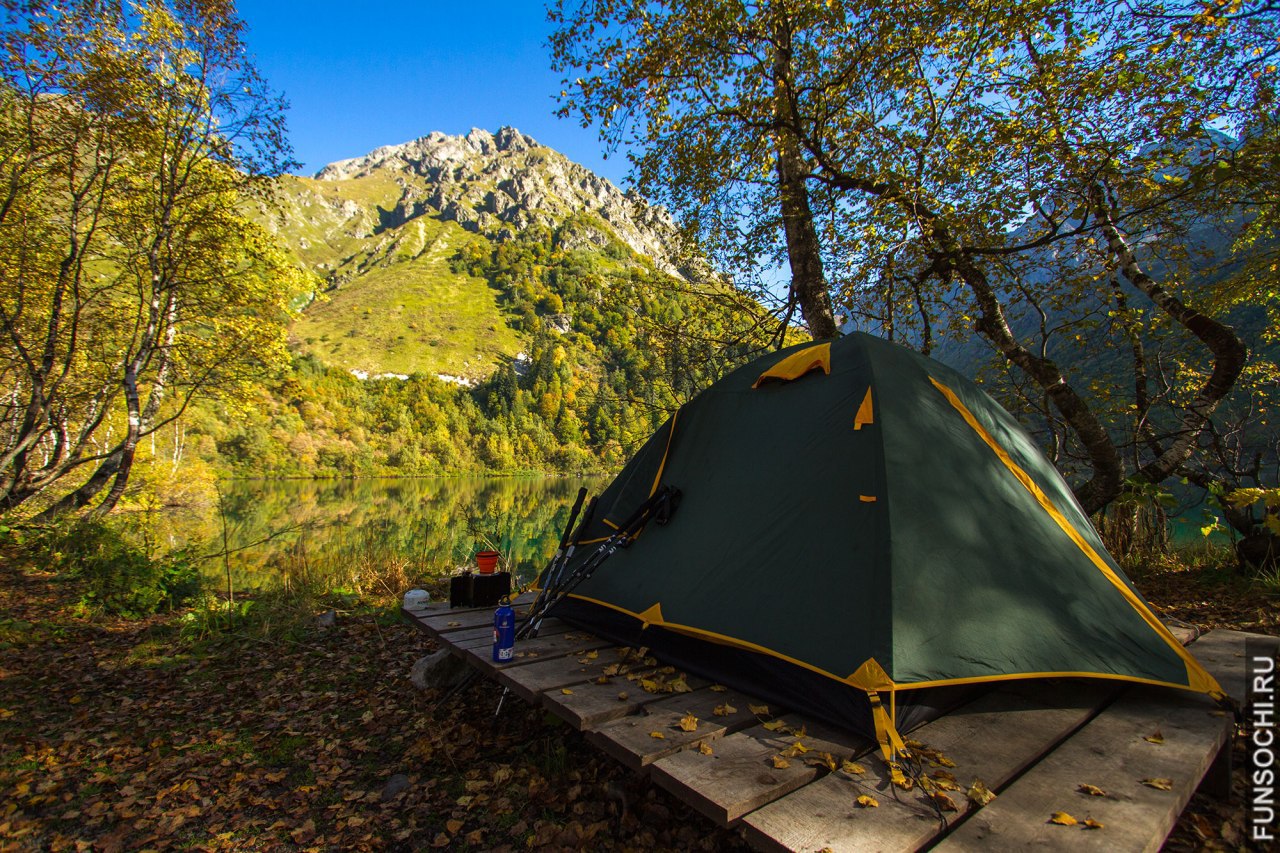 палаточный лагерь в горах