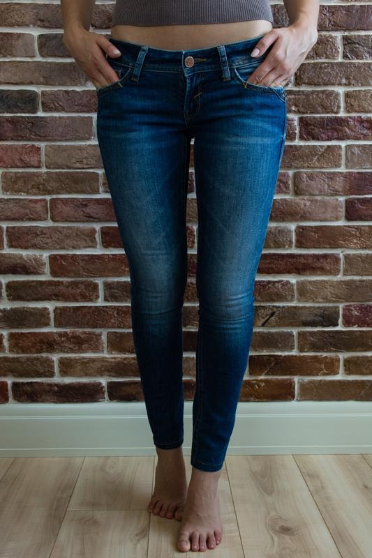 Заниженные джинсы девушка