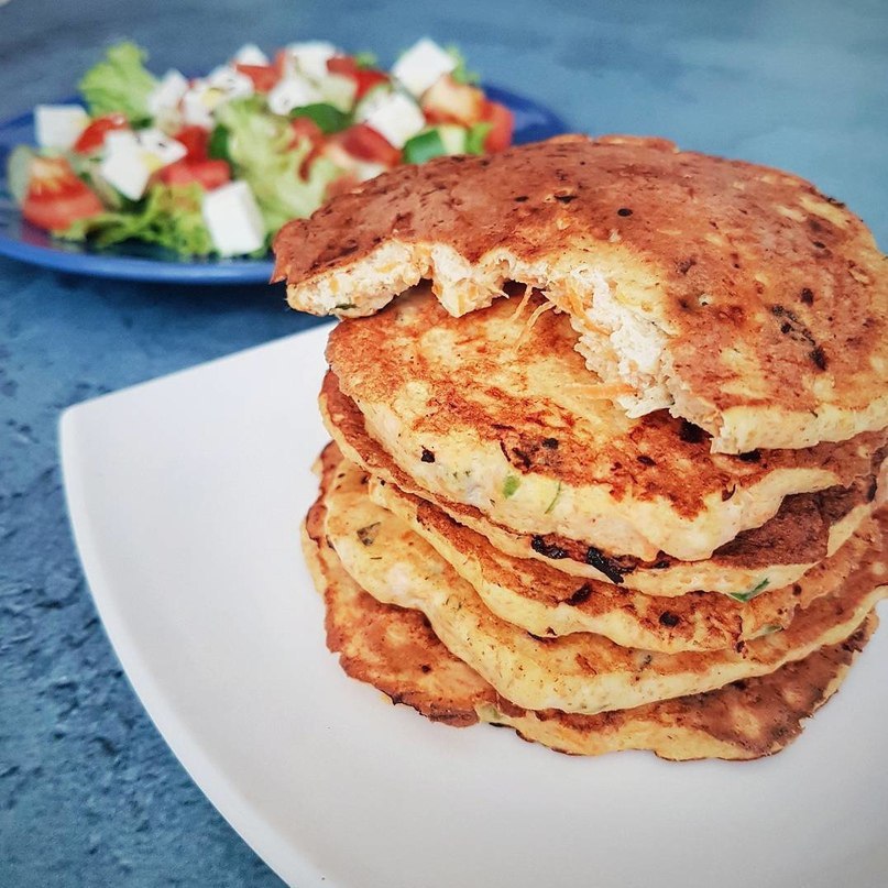 Куриные оладушки. Куриные оладьи из филе. Оладьи из куриной грудки. Оладьи из куриного фарша. Куриные оладьи с морковью.