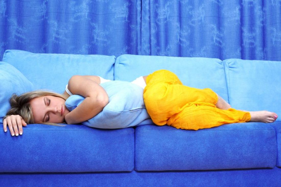 Женщина спит на диване