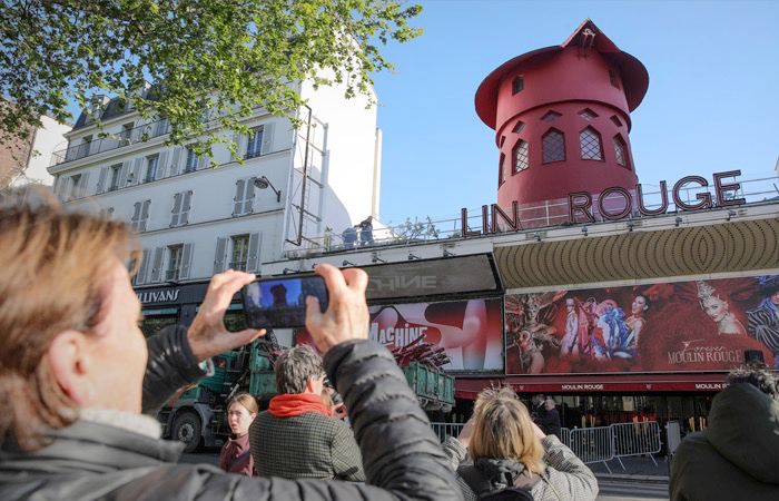 Крылья мельницы Moulin Rouge в Париже обрушились