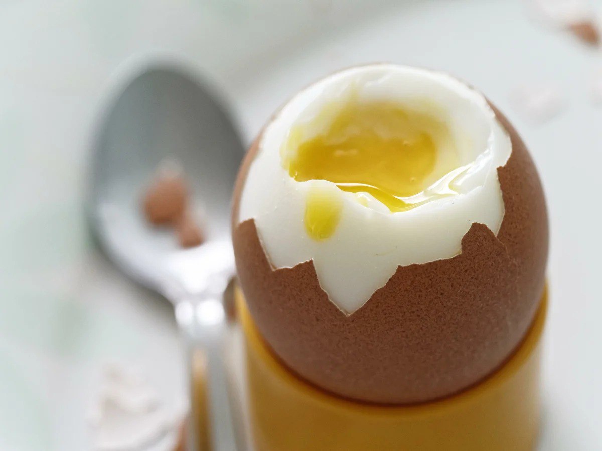 Кушает яички. Яйца. Яйцо кушать. Вкусные яйца. Завтрак с яйцом.