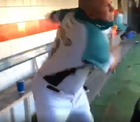 Petardo en la grada de Los Bravos de Margarita.