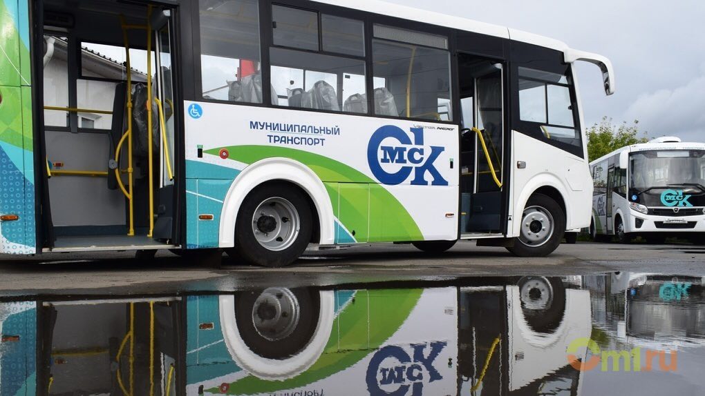 Транспорт омск. Муниципальный транспорт Омск лого. Автобусы с низким полом. Омский автобус логотип. Новые автобусы в Омске муниципальный транспорт.