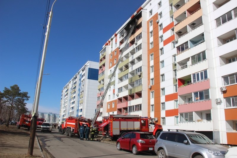 При пожаре в многоэтажке Хабаровска огнеборцы спасли 6 человек