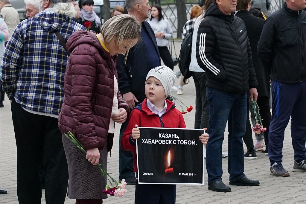Жители Хабаровска несут цветы в память о погибших в Казани