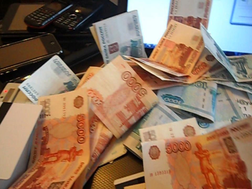 Миллион рублей рублями видео. Большие деньги в руках. Много рублей. Деньги на столе. Деньги на столе рубли.