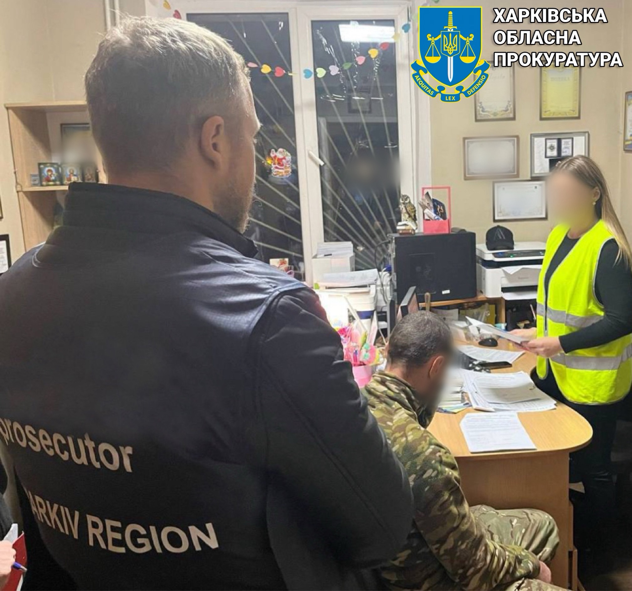 В Харькове мужчина в военной форме и с пистолетом пытался ограбить магазин