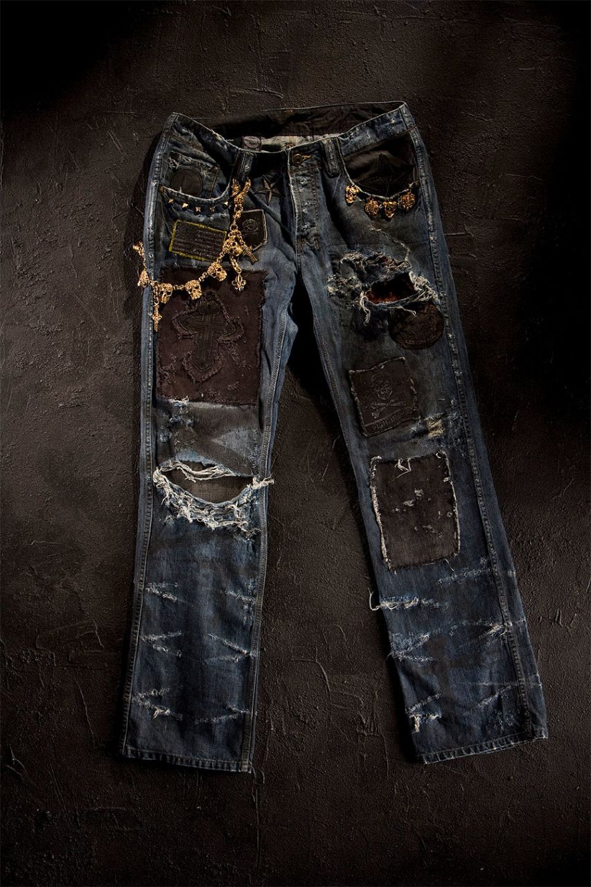 Джинсы грязного цвета. Gucci Genius джинсы. Старые рваные джинсы. Дорогие джинсы. Драные джинсы дорогие.