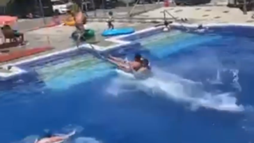 Del tobogán a fuera del parque acuático