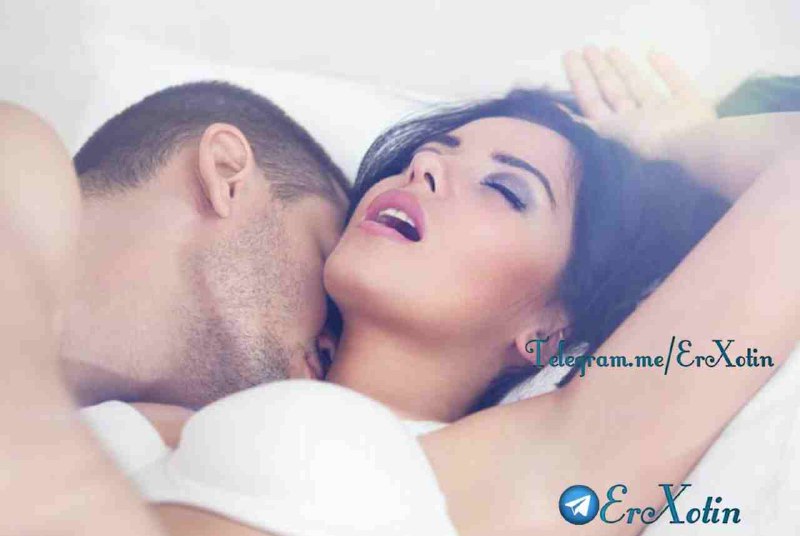 Vaginada bir shisha shampan vinosi