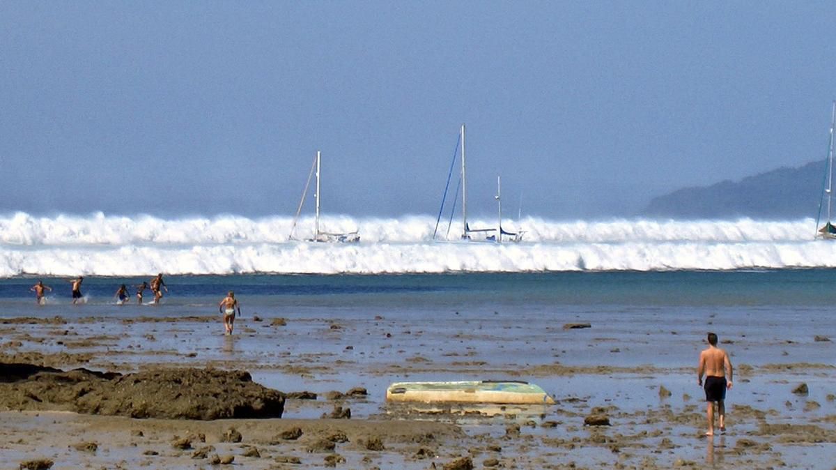 Цунами у берега. Цунами во флориде 2022. Цунами в индийском океане волна. Гонолулу цунами. Цунами 5 баллов.