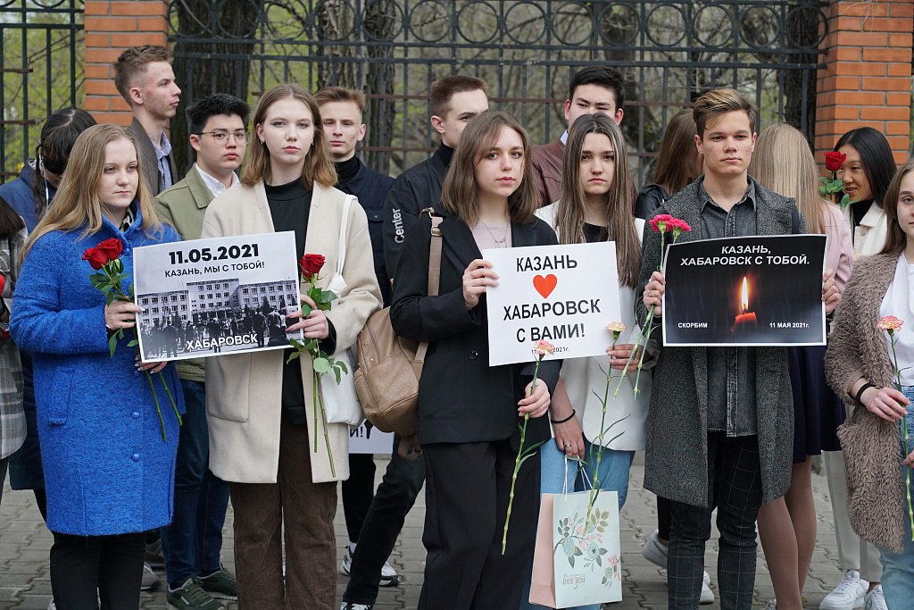 Жители Хабаровска несут цветы в память о погибших в Казани