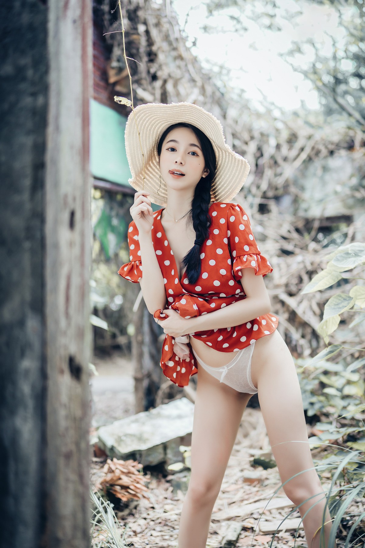 巨乳仙仙辰 野外露出初體驗❤️ 紅衣+透明內褲 裸上身吊帶褲 透明白色罩衫 Vol.01 58