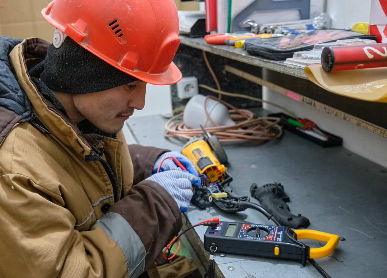 Задачи инструментального хозяйства предприятия. Ибп скат. Бесперебойная работа. Бесперебойная работа в управление. Электромонтер.