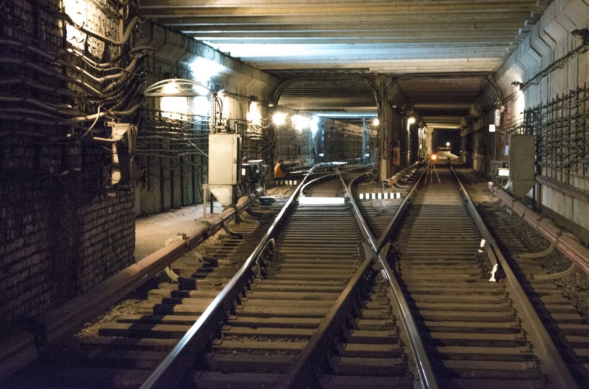 Рельсы в метро. Контактный рельс в метро. Рельсы метро. Контактный рельс в метро Санкт-Петербурга.