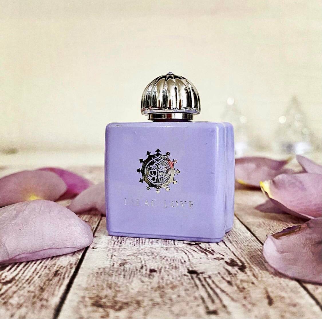 Самые пудровые ароматы. Amouage Lilac Love. Пудровые духи. Пудровые ароматы духов для женщин. Духи с пудровым ароматом для женщин список.