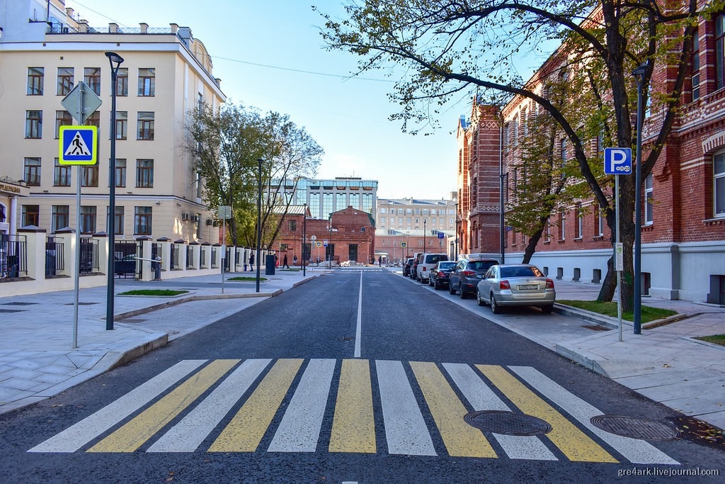 Организация переходов. Улица Тверская Москва пешеходный переход. Тверская улица пешеходная часть в Москве. Пешеходный переход Тверская Москва. Улица с пешеходным переходом.