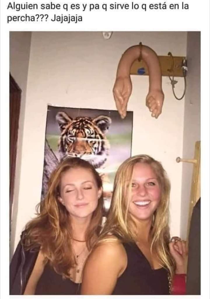 Dos mujeres y una percha