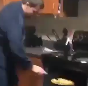 Dando la vuelta a la pizza