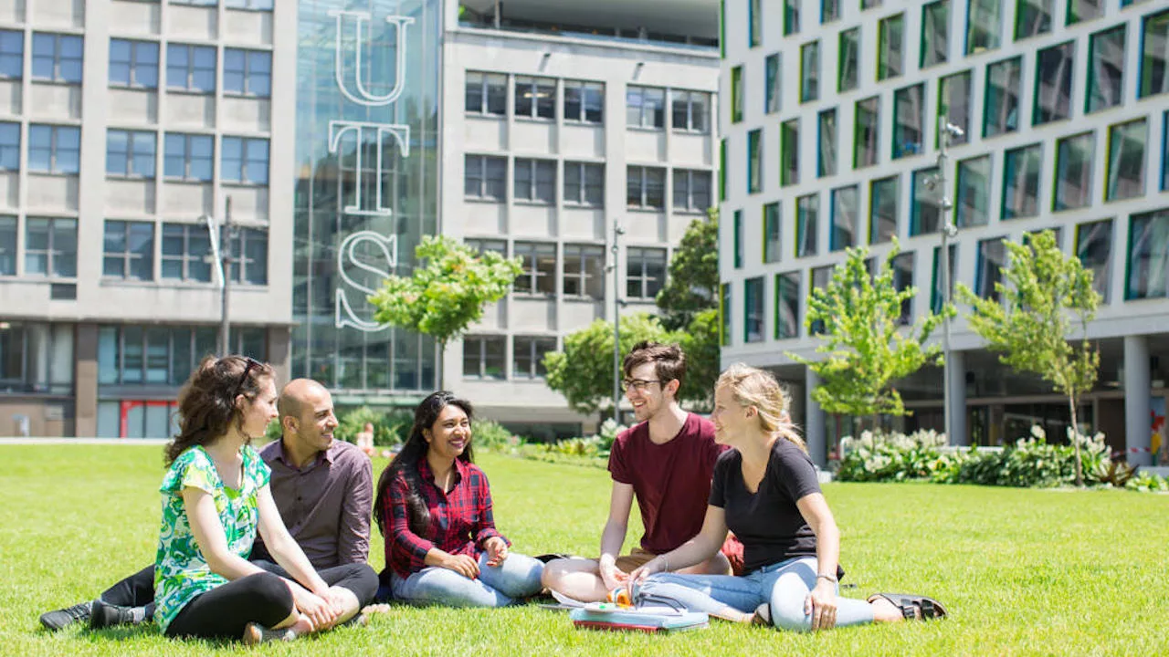 University of Technology Sydney UTS. Кампус Alumni Green технологического университета в Сиднее. University of Sydney scholarship 2023. Образование в Австралии.