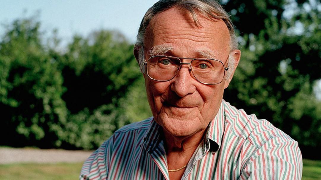 Живут основа. Основатель компании. Ingvar Kamprad Samsung. Человек основавший икеа. Ингвар Кампрад фото дома у моря.