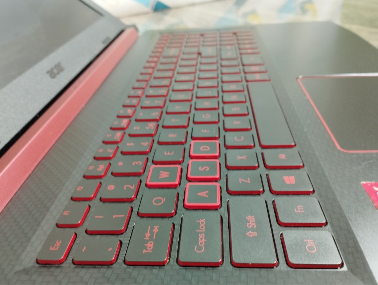 Nitro 5 amd. Клавиатура Мак на ярком столе. Pinky Keyboard. Hot Keyboard.