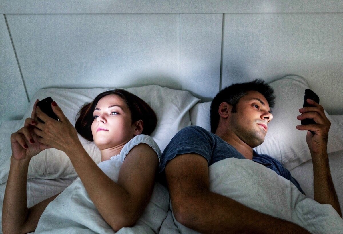 Мужья спят с бывшими женами. В постели с телефоном. Телефон на кровати. Человек в постели с телефоном. Человек с телефоном в кровати.