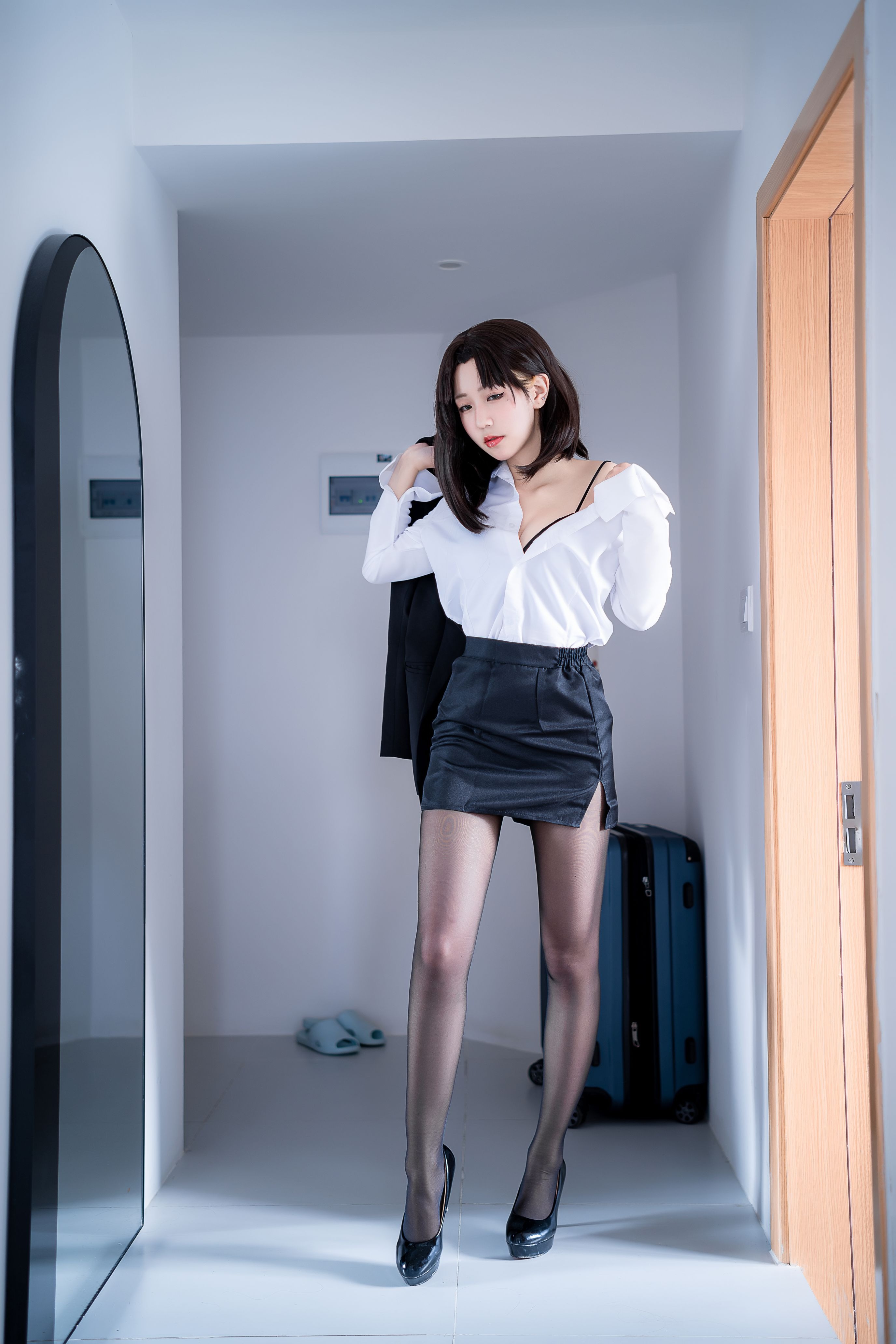 蓝小沂KiKi - NO.12 OL黑丝 [42P-731MB] 34