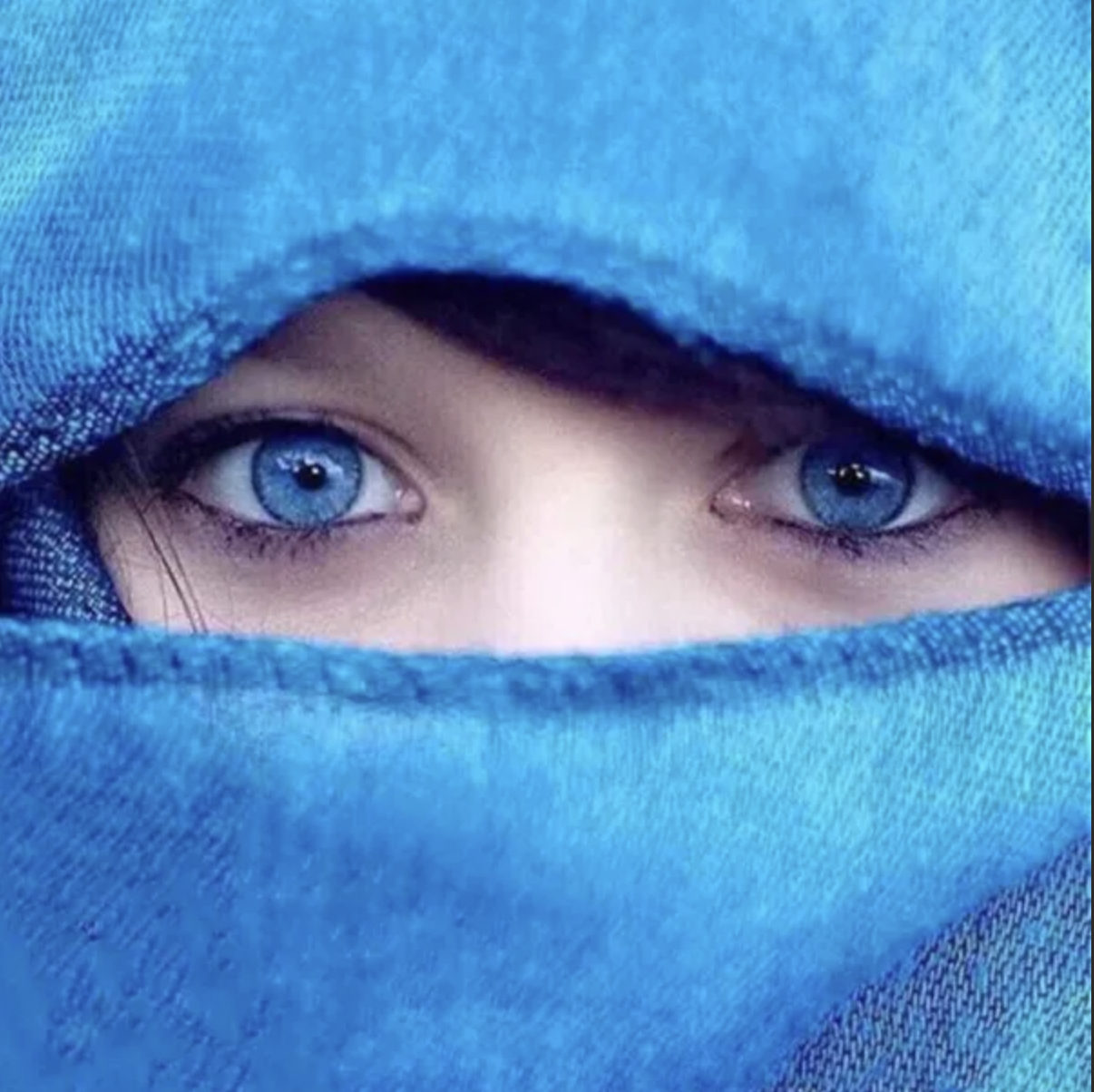Глаза долу. Красивые голубые глаза. Гло синий. Женские глаза. Льдисто голубые глаза.