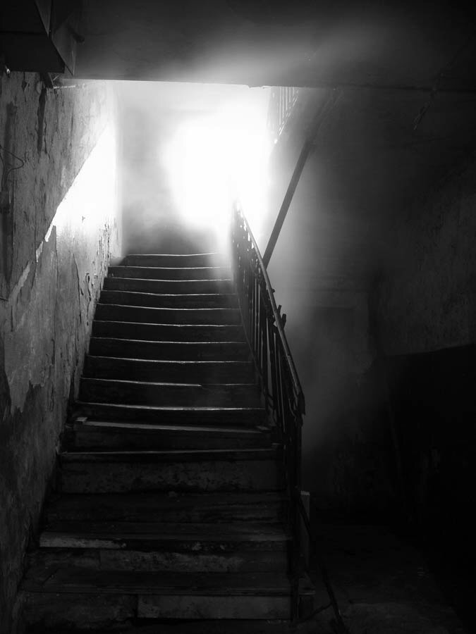 Ужасны лестницы. Страшная лестница. Темный подъезд. Лестница в темный подвал.