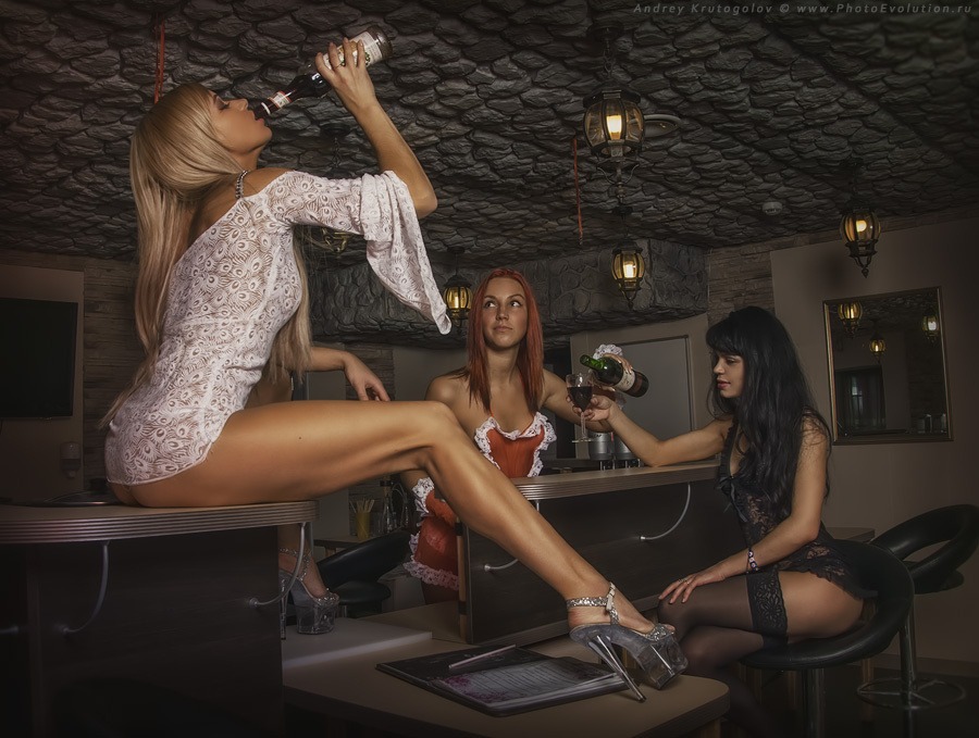 Голая в кафе