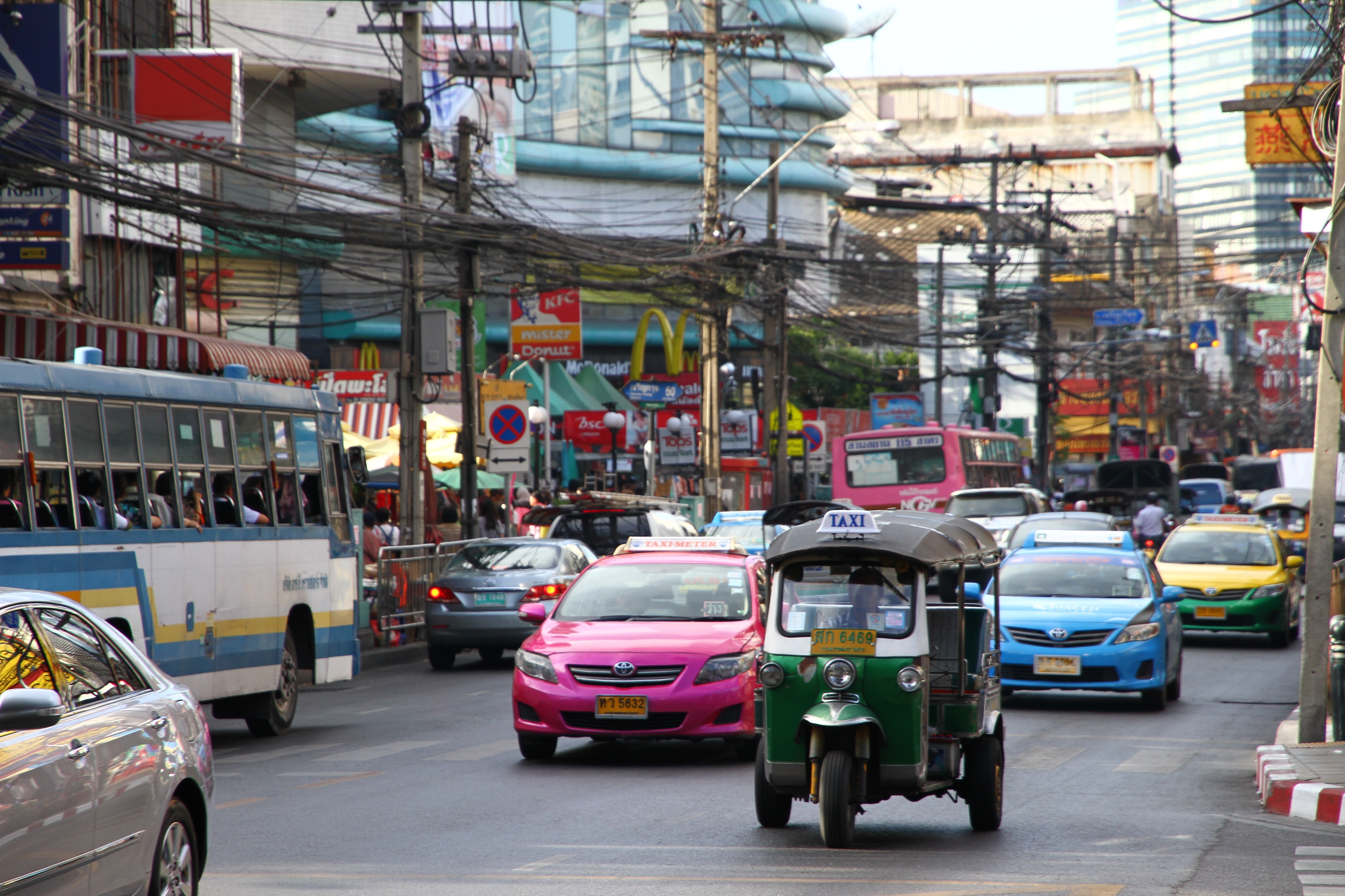 Thai streets. Тайланд Бангкок улицы. Улица в Бангкоке Каосан роуд. Бангкок улицы центр. Бангкок Центральная улица.