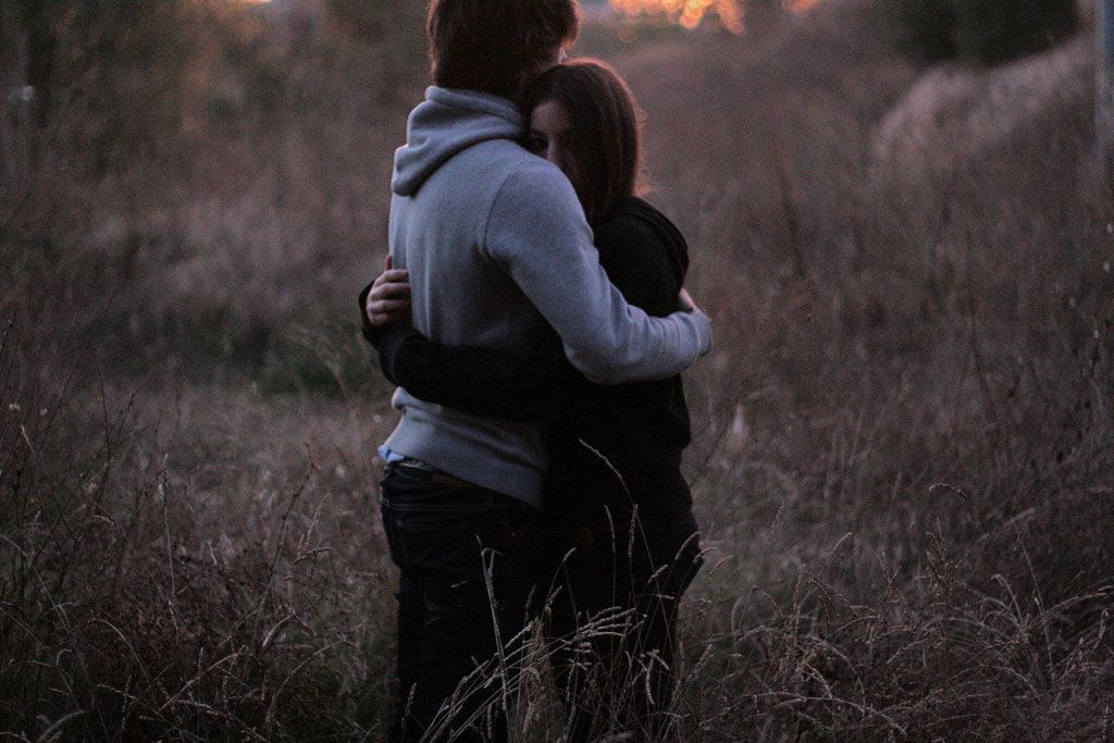 Фото с парнем и девушкой без лица обнимаются