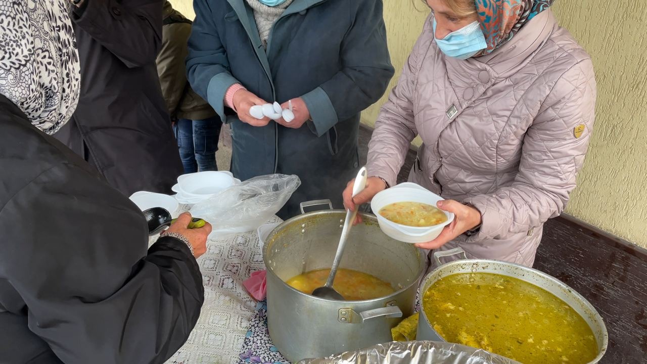 Голодная правда. Раздача еды бедным. Голодающие россияне. Обеды для бездомных.