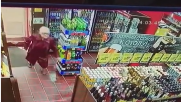 Abuelita tronpicando en la entrada