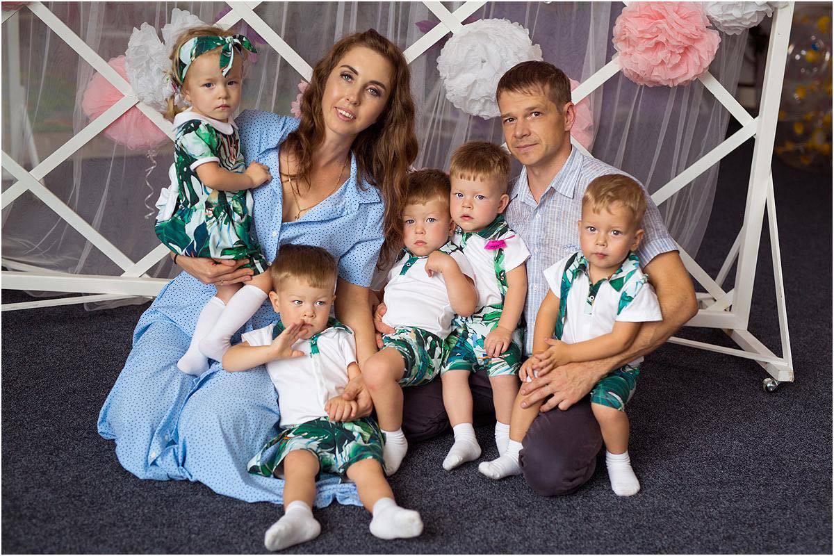 Рождение 5 детей в россии. Меркуловы пятерняшки. Семья Меркуловых пятерняшки.