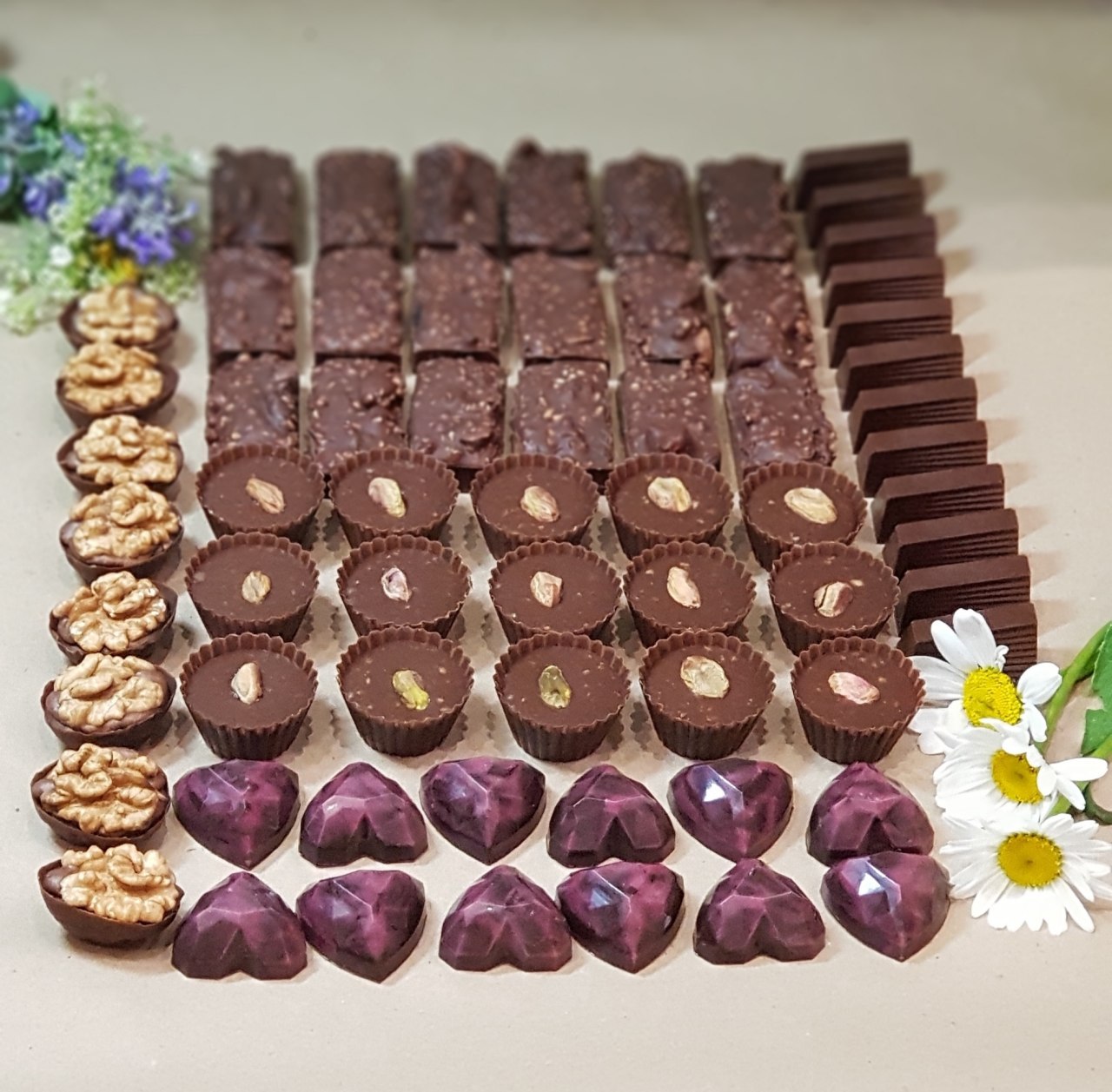 Natural chocolate. Натуральный шоколад. Натуральные красители для шоколада. Шоколад ручной работы. Шоколад ручной работы дизайн.