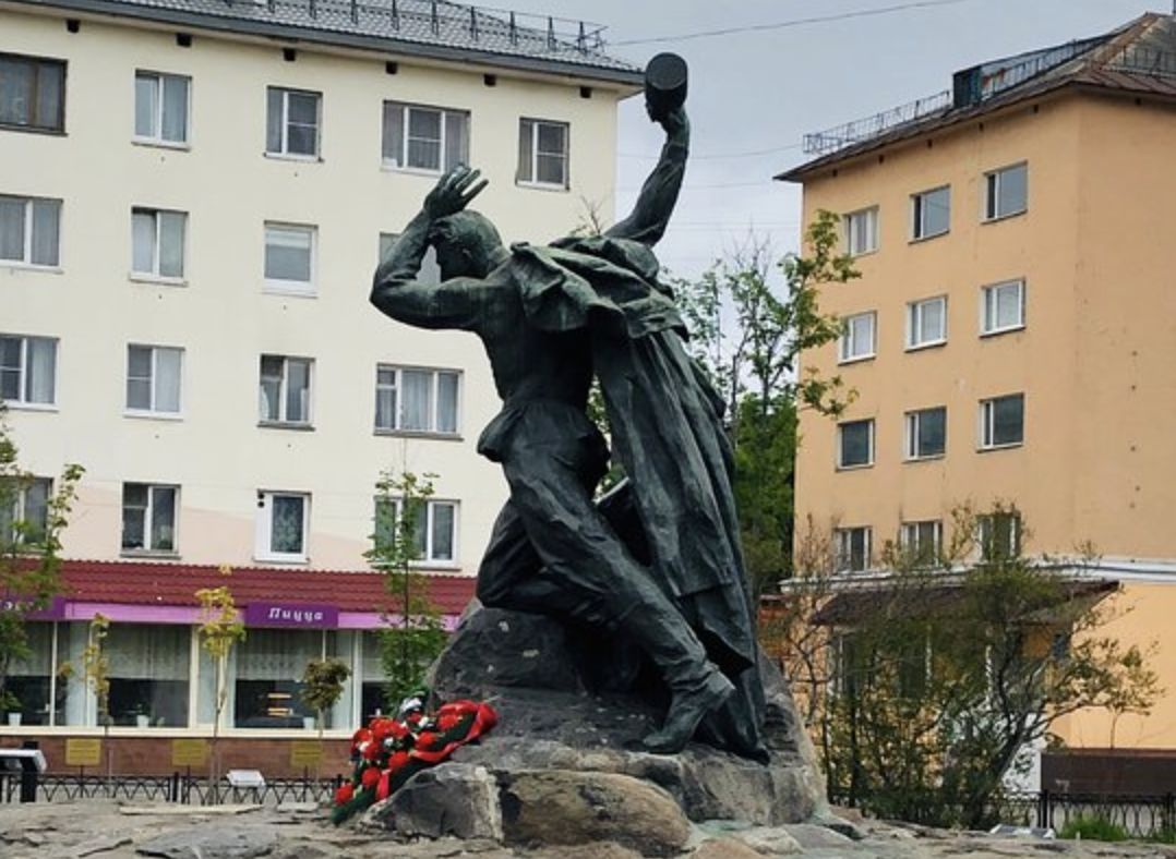 Мурманск бредов памятник. Памятник Анатолию Бредову в Мурманске. Памятник Ленину (Мурманск).