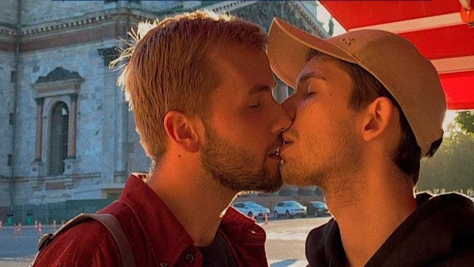 Дорохов и поцелуй. Поцелуй мужчин на фоне храма. В Питере парни поцеловались на фоне храма. Спасение поцелуями.