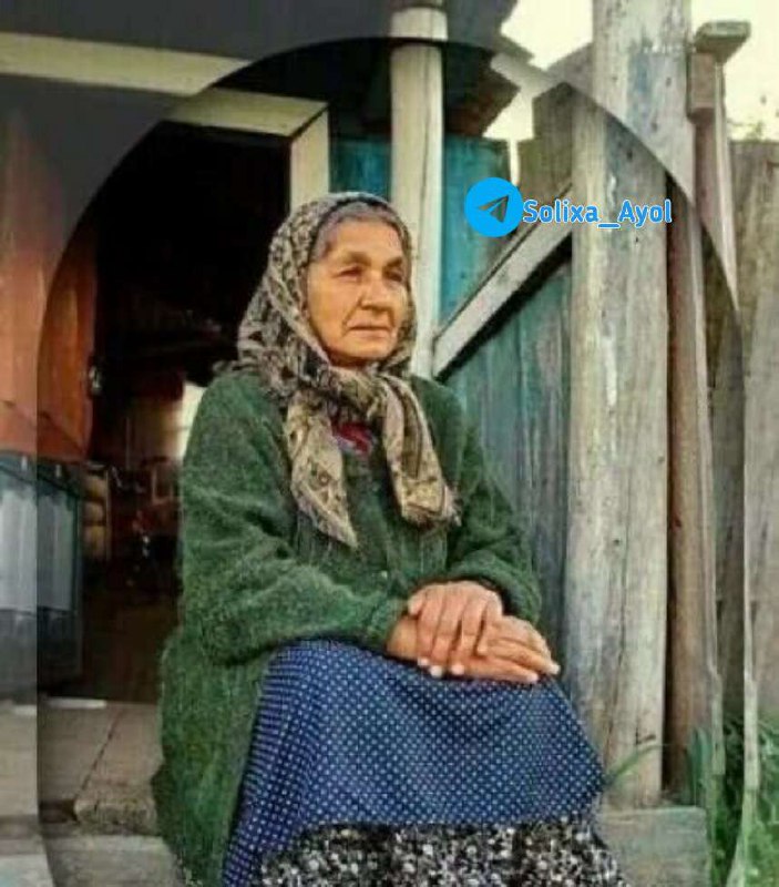 Мохнатка бабушки. Деревенская бабушка. Старая женщина в платке. Бабушка сидит. Деревенская старушка.