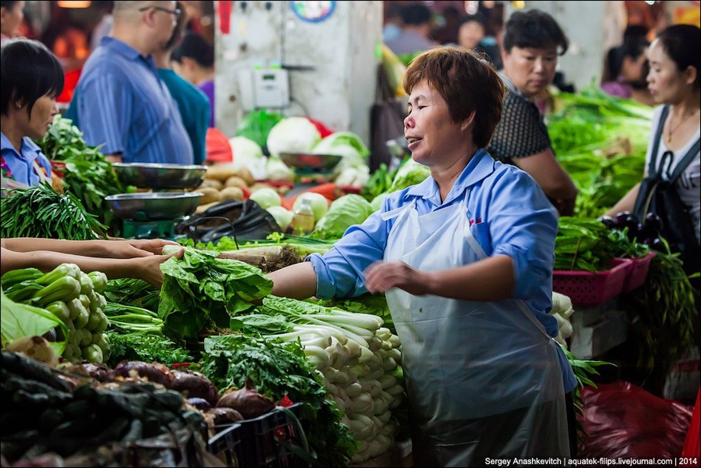 Китаец торгует. Рынок в Китае. Китайский рынок в Китае. Китайский продуктовый рынок. Китайские торговцы на рынке.