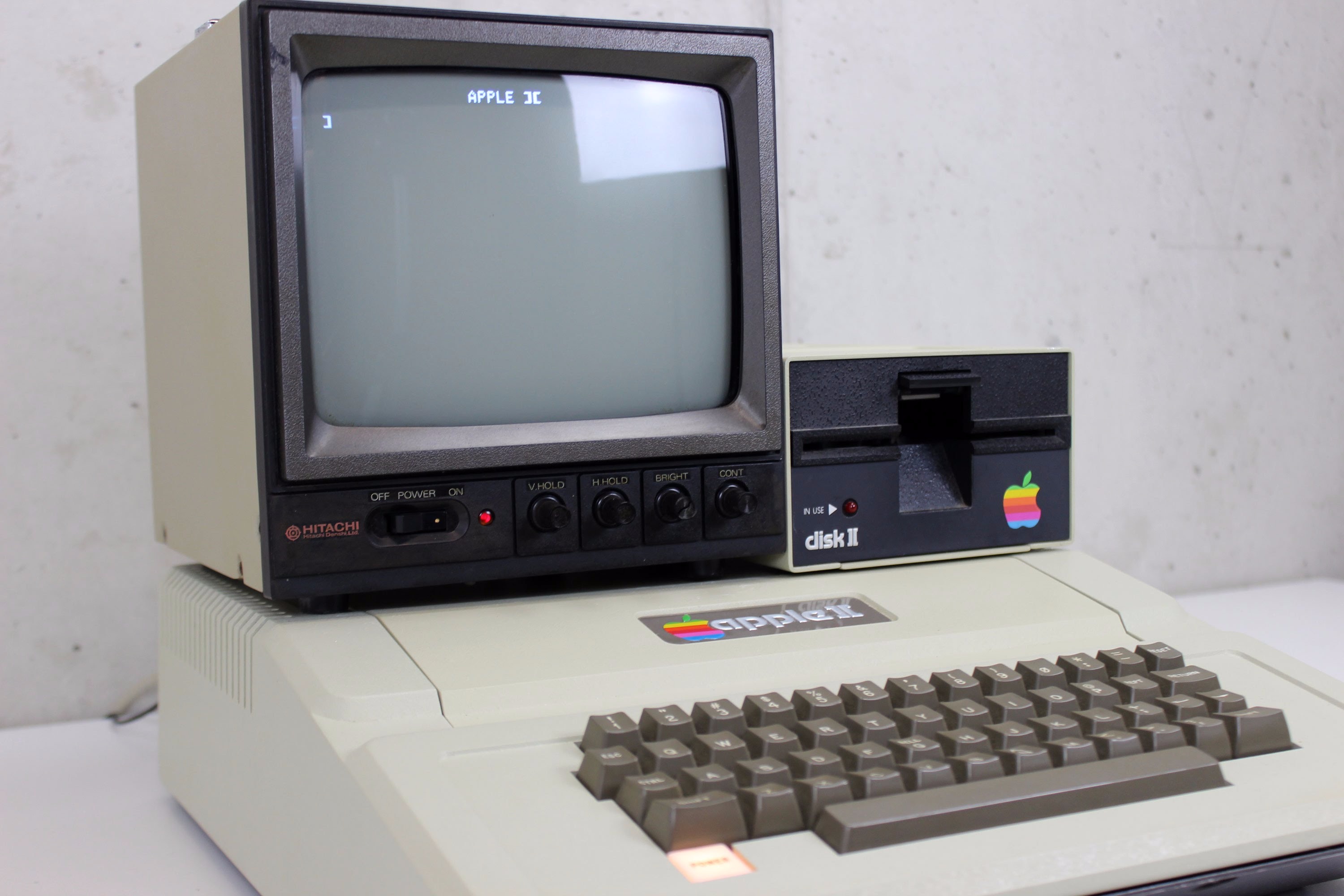 Первый домашний. Apple II 1977. Apple Computer 2. Apple 2 компьютер 1977. Четвертое поколение ПК Apple II.