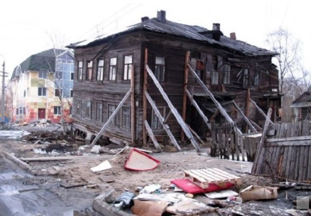 Русские бараки. Архангельск центр города разруха. Архангельск бараки. Деревня Архангельск разруха. Архангельск сульфат развалины.