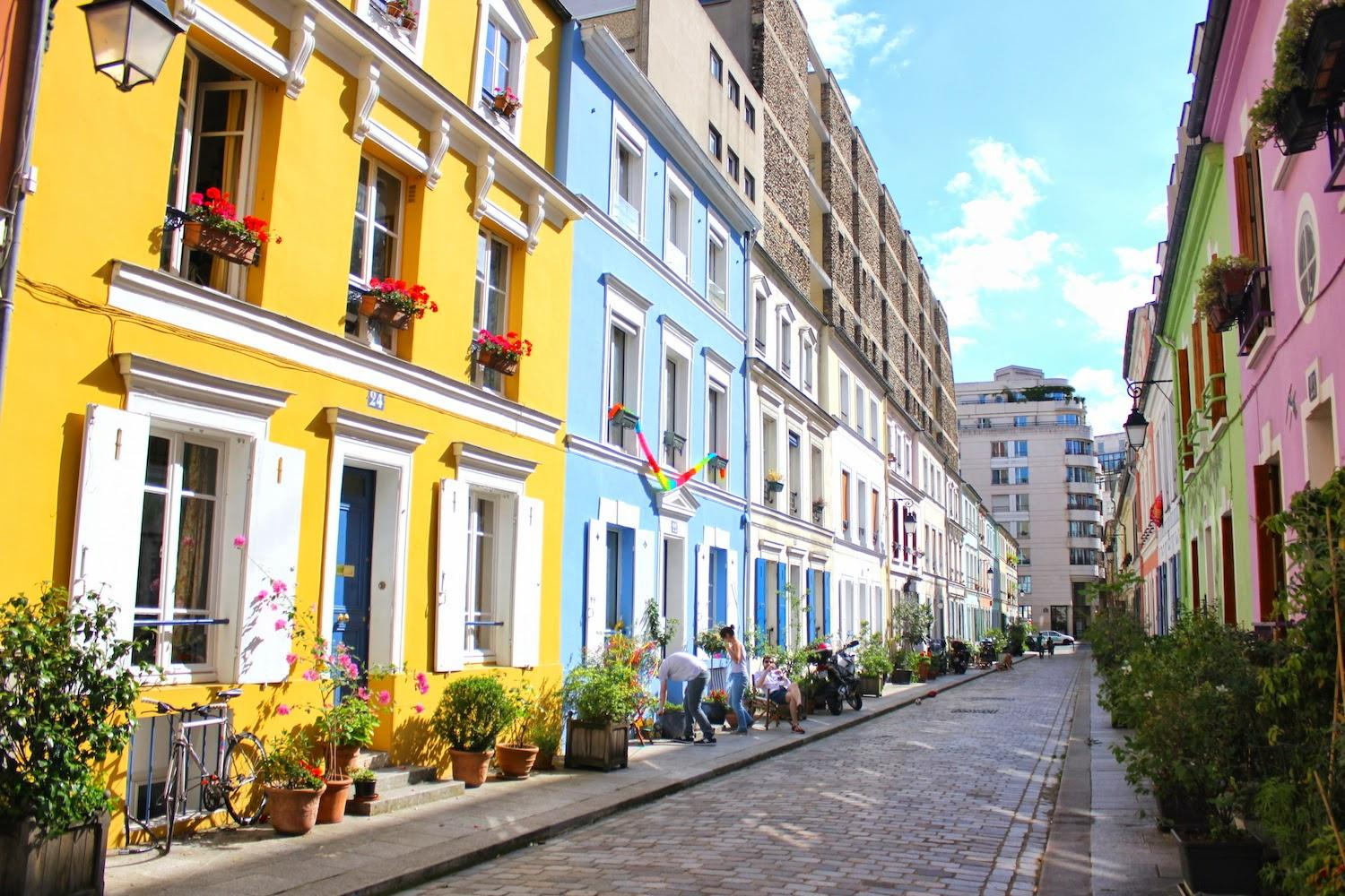 Яркая улица. Франция улица rue Crémieux. Париж живописная Cremieux. Улица кремьё в Париже. Кремье, Париж, Франция.