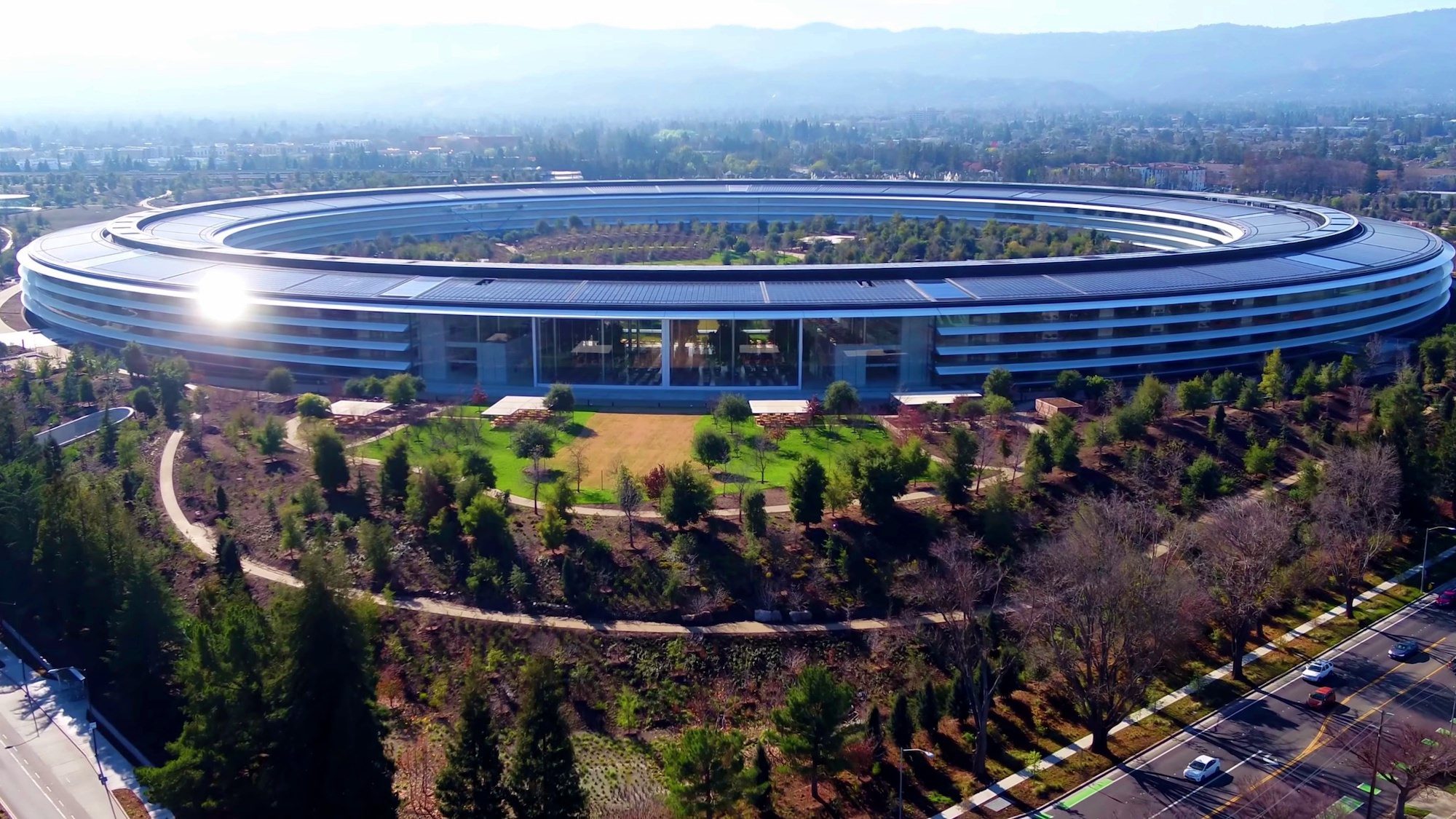 Эппл 38. Apple Park в Купертино. Кампус Apple в Купертино. Apple Park Норман Фостер. Кампус Эппл парк.