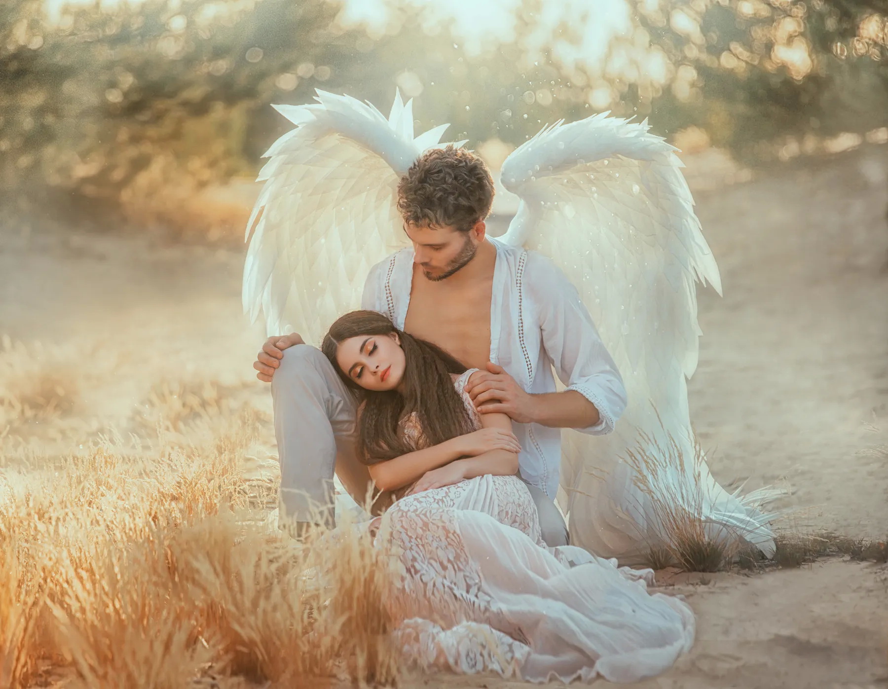 Ангел хранитель оберегает женщину
